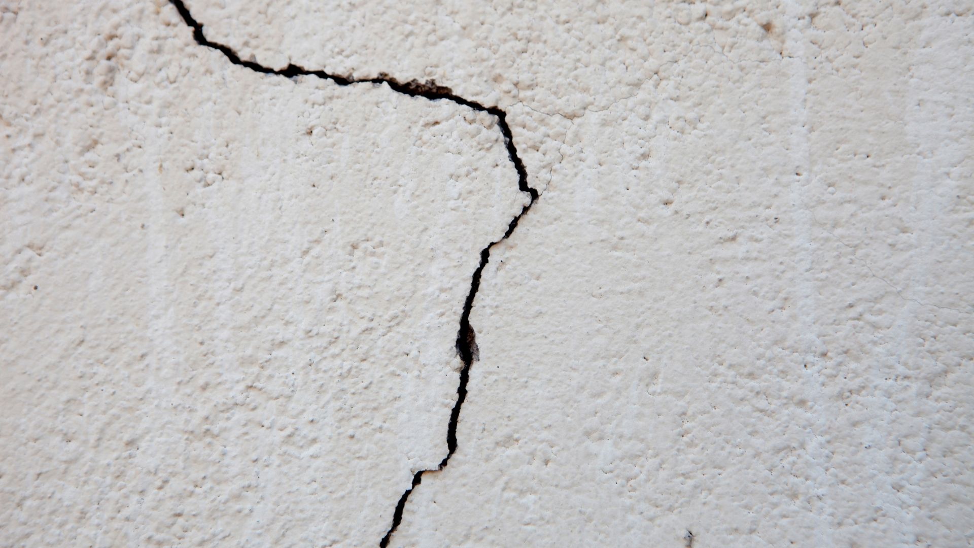 トラブル②｜工事が終わったのに外壁がすぐ傷んできた